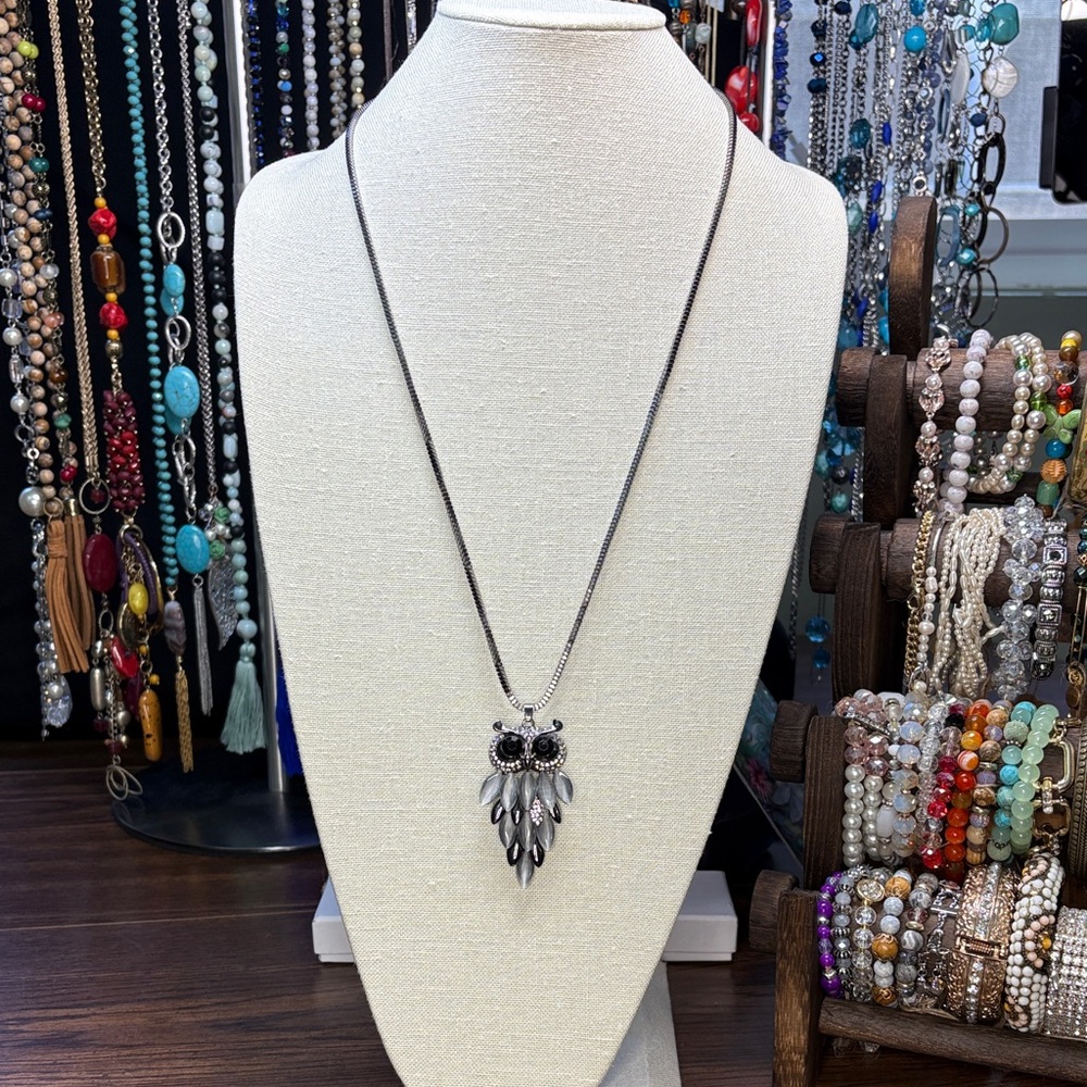 NWT Elegant Silver Tone Articulated Owl Pendant Necklace
